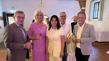 Freuten sich &uuml;ber den Besuch der Ministerin: (v. l.) MdB a. D. Barthl Kalb, Staatsministerin Ulrike Scharf, FU-Vorsitzende Petra Schwankl, Landrat Bernd Sibler und Hengersbergs B&uuml;rgermeister Mathias Berger.