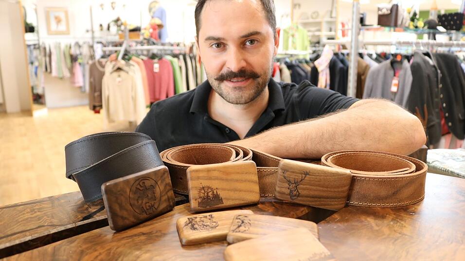 Andreas Kuchenreuter ist stolz auf seine neueste Erfindung: G&uuml;rtelschnallen aus edlem Holz zieren ab diesem Sommer den Bauch.