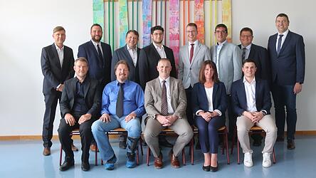 Der neue Michelsneukirchener Gemeinderat besteht aus (sitzend von links) Martin Krottenthaler, Armin Prommersberger, Bürgermeister Christian Raab, dritter Bürgermeisterin Andrea Fischer, Simon Himmelstoß sowie (hinten von links) Markus Schönemann, Thomas Fink, Richard Schießl, Christoph Hornauer, Martin Himmelstoß, Gerhard Blab, Vizebürgermeister Christian Hornauer und Alois Maier. Der neue Michelsneukirchener Gemeinderat besteht aus (sitzend von links) Martin Krottenthaler, Armin Prommersberger, Bürgermeister Christian Raab, dritter Bürgermeisterin Andrea Fischer, Simon Himmelstoß sowie (hinten von links) Markus Schönemann, Thomas Fink, Richard Schießl, Christoph Hornauer, Martin Himmelstoß, Gerhard Blab, Vizebürgermeister Christian Hornauer und Alois Maier.