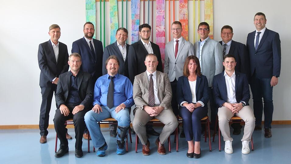 Der neue Michelsneukirchener Gemeinderat besteht aus (sitzend von links) Martin Krottenthaler, Armin Prommersberger, B&uuml;rgermeister Christian Raab, dritter B&uuml;rgermeisterin Andrea Fischer, Simon Himmelsto&szlig; sowie (hinten von links) Markus Sch&ouml;nemann, Thomas Fink, Richard Schie&szlig;l, Christoph Hornauer, Martin Himmelsto&szlig;, Gerhard Blab, Vizeb&uuml;rgermeister Christian Hornauer und Alois Maier.