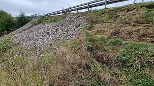Die B&ouml;schung neben der Staatsstra&szlig;e 2083 muss bei Reisbach auf etwa 60 Metern saniert werden, weil sie immer wieder abgerutscht ist.