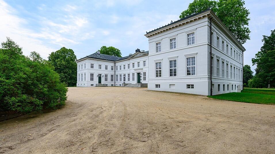 Schloss Neuhardenberg: Hier findet am Dienstag und Mittwoch die Kabinettsklausur statt. (Archivbild)