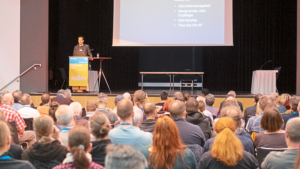 2023 diskutierten Skeptiker aus ganz Europa bei einer Konferenz in Frankfurt am Main. Kommende Woche findet die jährliche Tagung in Regensburg statt. 300 Personen werden erwartet. 2023 diskutierten Skeptiker aus ganz Europa bei einer Konferenz in Frankfurt am Main. Kommende Woche findet die jährliche Tagung in Regensburg statt. 300 Personen werden erwartet.