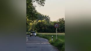 Die Kanalstra&szlig;e ist schmal und in schlechtem Zustand. Sie soll f&uuml;r die Erschlie&szlig;ung des Baugebiets ert&uuml;chtigt und mit Ausweichstellen ausgebaut werden.