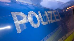 Mehrere Polizeistreifen sind wegen eines Mannes mit einer Pistole in die Memminger Innenstadt ausgerückt. (Symbolbild) Mehrere Polizeistreifen sind wegen eines Mannes mit einer Pistole in die Memminger Innenstadt ausgerückt. (Symbolbild)