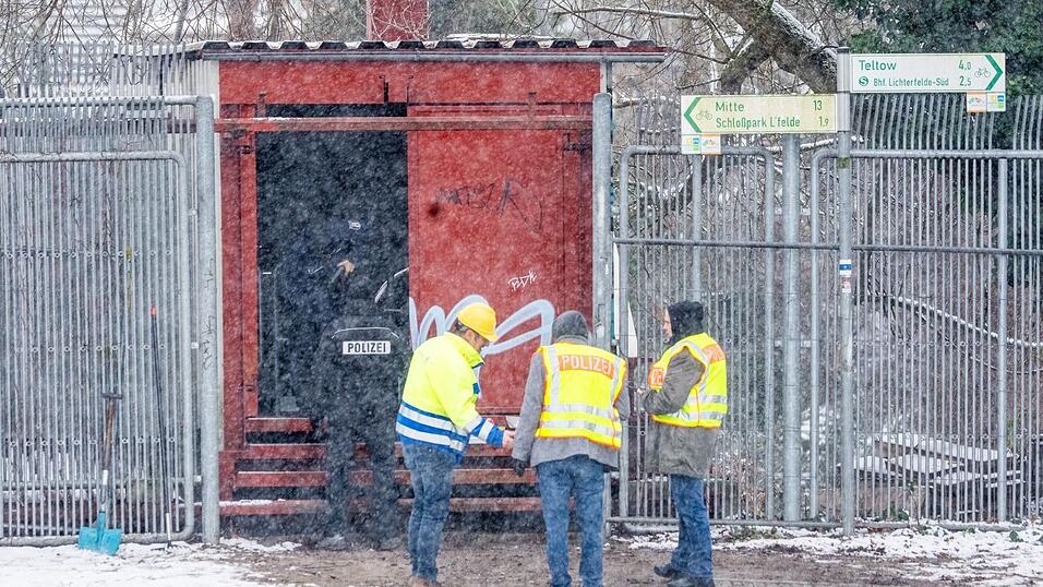R&uuml;ckblick: Einsatzkr&auml;fte der Polizei stehen im Januar an der Brandstelle einer Kabelbr&uuml;cke vor dem Kraftwerk Lichterfelde am Teltowkanal. (Archivbild)