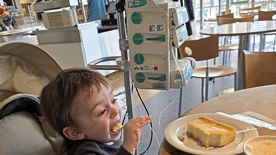 Im Krankenhauscafé genießt Leonardo Russo Käsekuchen - ganz so, als wäre er gar nicht im Krankenhaus. Im Krankenhauscafé genießt Leonardo Russo Käsekuchen - ganz so, als wäre er gar nicht im Krankenhaus.
