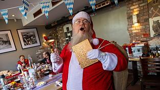 Bastian Kluth, einer der Teilnehmer der Weihnachtsmann-Schulung, zeigt sein Kostüm.