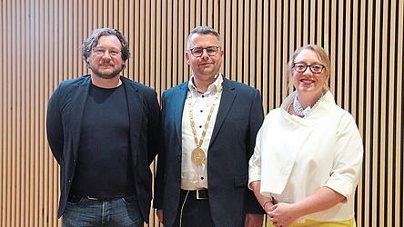 Bürgermeister Marcel Zviedris (CSU, Mitte), zweite Bürgermeisterin Melanie Nagy (ULV) und dritter Bürgermeister Michael Koch (SPD). Bürgermeister Marcel Zviedris (CSU, Mitte), zweite Bürgermeisterin Melanie Nagy (ULV) und dritter Bürgermeister Michael Koch (SPD).