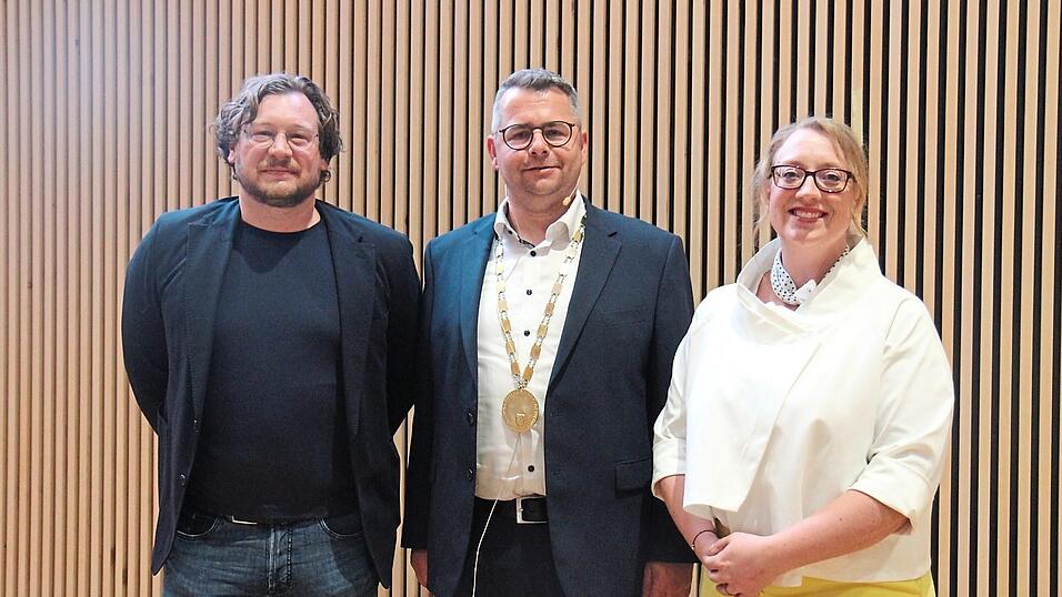 Bürgermeister Marcel Zviedris (CSU, Mitte), zweite Bürgermeisterin Melanie Nagy (ULV) und dritter Bürgermeister Michael Koch (SPD). Bürgermeister Marcel Zviedris (CSU, Mitte), zweite Bürgermeisterin Melanie Nagy (ULV) und dritter Bürgermeister Michael Koch (SPD).