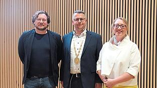 B&uuml;rgermeister Marcel Zviedris (CSU, Mitte), zweite B&uuml;rgermeisterin Melanie Nagy (ULV) und dritter B&uuml;rgermeister Michael Koch (SPD).