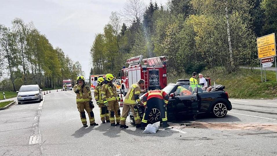 Zwei Menschen sind bei dem Unfall am Sonntag verletzt worden.