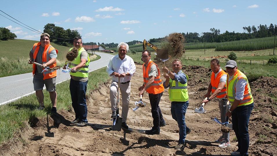 Trotz Wind warfen sie die Erde in die Luft, beim Spatenstich für den neuen Radweg. Landrat Helmut Petz (3.v.l.) und Bürgermeister Gerhard Betz (3.v.r.) waren zufrieden, dass es trotz der Haushaltslage geklappt hat. Trotz Wind warfen sie die Erde in die Luft, beim Spatenstich für den neuen Radweg. Landrat Helmut Petz (3.v.l.) und Bürgermeister Gerhard Betz (3.v.r.) waren zufrieden, dass es trotz der Haushaltslage geklappt hat.