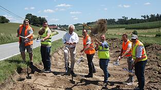 Trotz Wind warfen sie die Erde in die Luft, beim Spatenstich für den neuen Radweg. Landrat Helmut Petz (3.v.l.) und Bürgermeister Gerhard Betz (3.v.r.) waren zufrieden, dass es trotz der Haushaltslage geklappt hat.
