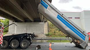 Vermutlich hatte der Fahrer des Kipplasters nach der Abfahrt von einer Baustelle vergessen, den Anhänger wieder herunterzukippen. Vermutlich hatte der Fahrer des Kipplasters nach der Abfahrt von einer Baustelle vergessen, den Anhänger wieder herunterzukippen.