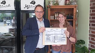 Mit den Milchmädels eröffnen wie in alten Zeiten zwei junge Frauen ein Geschäft in den Räumlichkeiten an der Stadtpfarrkirche. Bürgermeister Martin Stoiber macht den Schwestern Christina Irrgang und Lena Fischer (rechts) die Idee Anfang des Jahres schmackhaft und unterstützt sie seitdem auf ihrem Weg zur Eröffnung. Mit den Milchmädels eröffnen wie in alten Zeiten zwei junge Frauen ein Geschäft in den Räumlichkeiten an der Stadtpfarrkirche. Bürgermeister Martin Stoiber macht den Schwestern Christina Irrgang und Lena Fischer (rechts) die Idee Anfang des Jahres schmackhaft und unterstützt sie seitdem auf ihrem Weg zur Eröffnung.