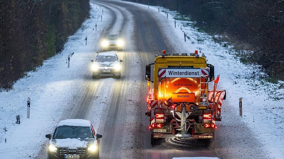 Leichter Schneefall und glatte Straßen prägen das Winterwetter in Bayern. (Symbolbild) Leichter Schneefall und glatte Straßen prägen das Winterwetter in Bayern. (Symbolbild)
