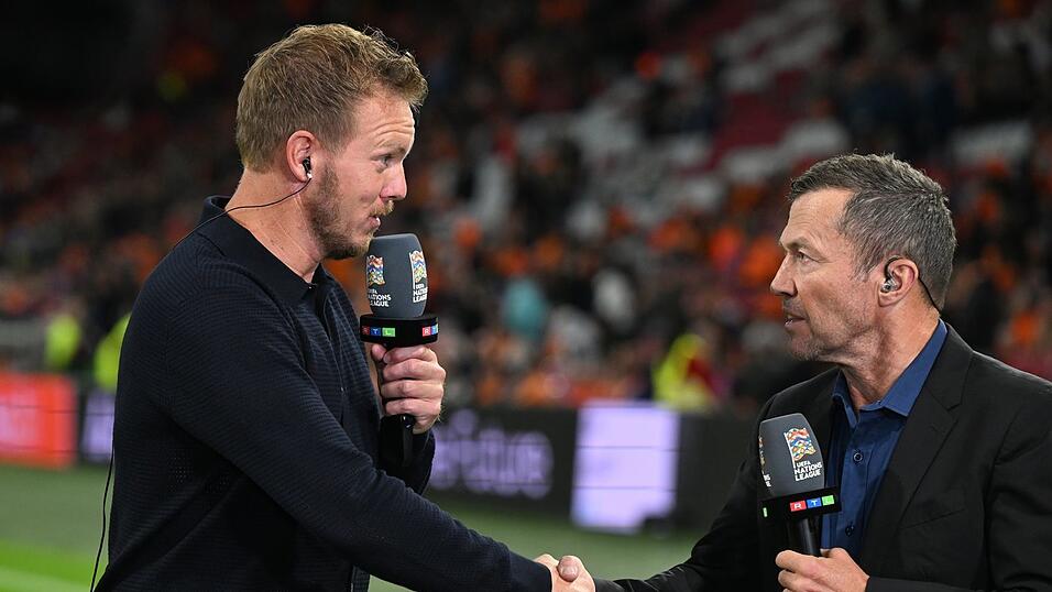 Lothar Matth&auml;us (r) sch&uuml;ttelt Julian Nagelsmann die Hand. (Archivbild)