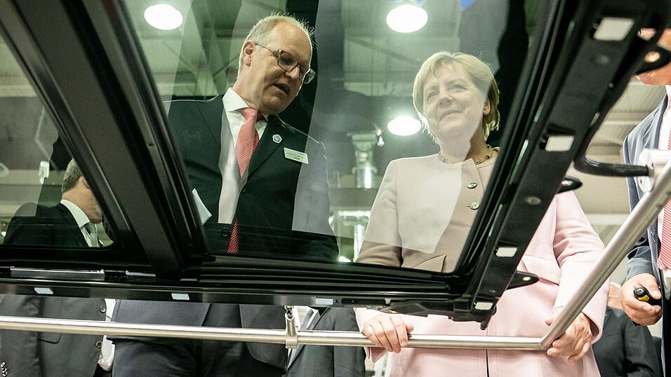 Der scheidende Webasto-Chef Holger Engelmann in besseren Tagen im Jahr 2019. Hier demonstriert der Manager der früheren Bundeskanzlerin Angela Merkel in einem Werk im chinesischen Wuhan die Fertigung von Schiebedächern. Der scheidende Webasto-Chef Holger Engelmann in besseren Tagen im Jahr 2019. Hier demonstriert der Manager der früheren Bundeskanzlerin Angela Merkel in einem Werk im chinesischen Wuhan die Fertigung von Schiebedächern.