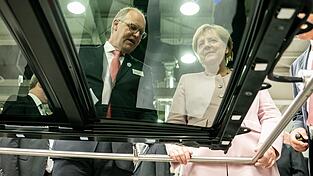 Der scheidende Webasto-Chef Holger Engelmann in besseren Tagen im Jahr 2019. Hier demonstriert der Manager der früheren Bundeskanzlerin Angela Merkel in einem Werk im chinesischen Wuhan die Fertigung von Schiebedächern.