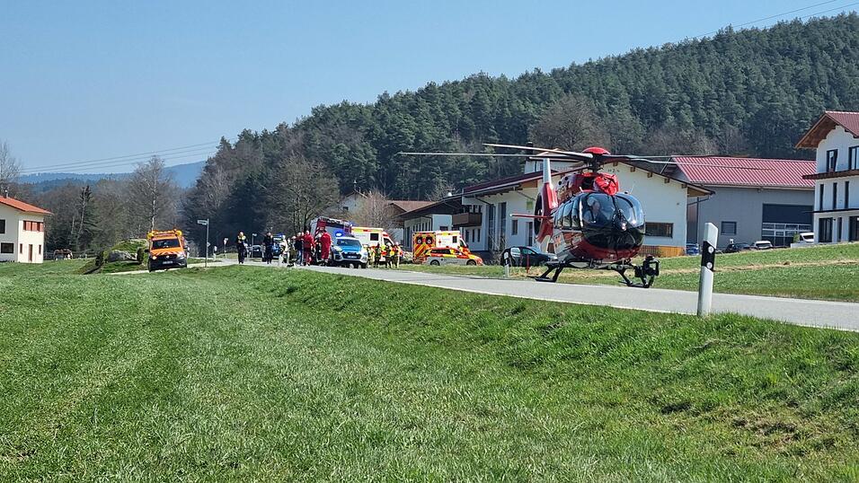 Der Rettungshubschrauber landete auf der Staatsstra&szlig;e 2140 zwischen Blaibach und Miltach.