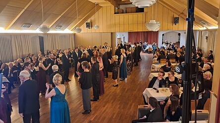 Die beliebte Münchner Française zur Musik der Fledermausquadrille von Johann Strauss wird auch beim Orchesterball 2026 getanzt. Der Kartenverkauf beginnt am 1. Dezember.