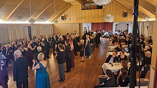 Die beliebte Münchner Française zur Musik der Fledermausquadrille von Johann Strauss wird auch beim Orchesterball 2026 getanzt. Der Kartenverkauf beginnt am 1. Dezember.