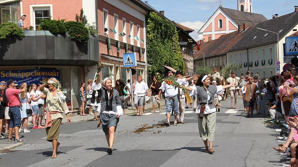 Die schönsten Augenblicke des historischen Drachenstich-Festzuges 2016. Die schönsten Augenblicke des historischen Drachenstich-Festzuges 2016.