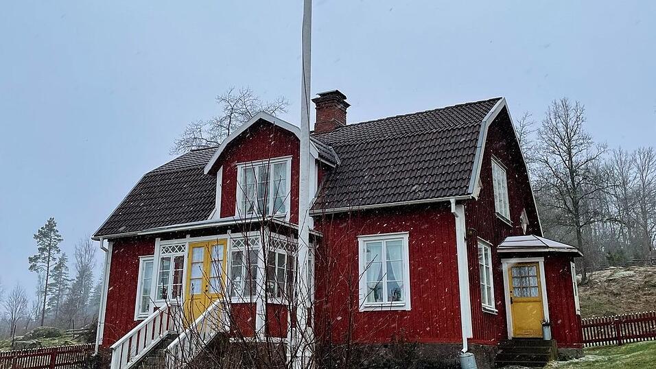 Der Katthult-Hof ist tatsächlich bewohnt. Sogar Idas Fahnenmast steht an Ort und Stelle. Der Katthult-Hof ist tatsächlich bewohnt. Sogar Idas Fahnenmast steht an Ort und Stelle.