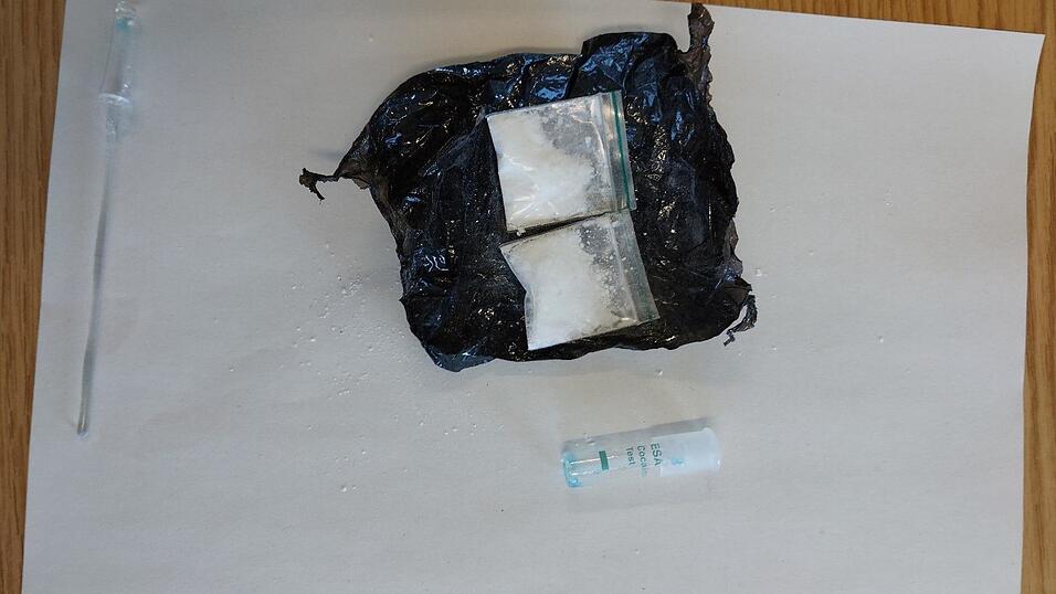 Das aufgefundene Kokainbefand sich in zwei Druckverschlusstüten. Das aufgefundene Kokainbefand sich in zwei Druckverschlusstüten.