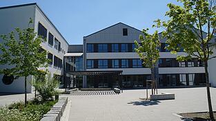Vergangene Woche gab es Aufregung wegen möglicher „geplanter Straftaten“ an „einer Schule“, wie die Polizei Rottenburg mitteilte. Gerüchte hatten dazu an der Grund- und Mittelschule die Runde gemacht. Die Polizei hat unmittelbar nach dem Zeugenhinweis reagiert und ermittelt auch immer noch zu dem Fall. Vergangene Woche gab es Aufregung wegen möglicher „geplanter Straftaten“ an „einer Schule“, wie die Polizei Rottenburg mitteilte. Gerüchte hatten dazu an der Grund- und Mittelschule die Runde gemacht. Die Polizei hat unmittelbar nach dem Zeugenhinweis reagiert und ermittelt auch immer noch zu dem Fall.