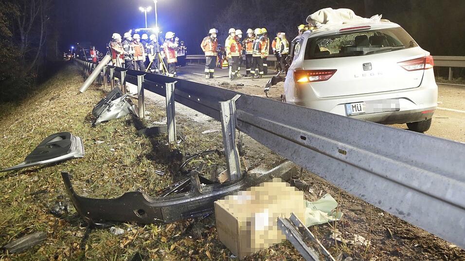 Bei dem Unfall bei Egglkofen wurden mehrere Personen schwer verletzt. Bei dem Unfall bei Egglkofen wurden mehrere Personen schwer verletzt.