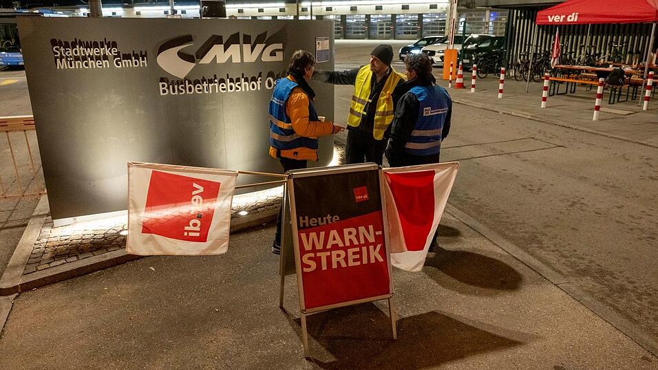 Im M&uuml;nchner Nahverkehr kann es schon am Dienstag vor allem auf U-Bahnlinien zu Problemen kommen. (Archivbild)