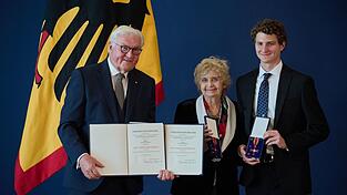Die Holocaust-Überlebende Tova Friedman bekam gemeinsam mit ihrem Enkel Aron Goodman den Verdienstorden verliehen. Die Holocaust-Überlebende Tova Friedman bekam gemeinsam mit ihrem Enkel Aron Goodman den Verdienstorden verliehen.