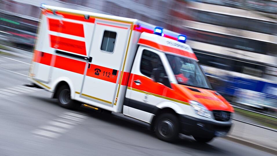 Sanitäter bringen das Mädchen in ein Krankenhaus. (Symbolbild) Sanitäter bringen das Mädchen in ein Krankenhaus. (Symbolbild)