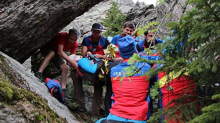 Der 'Verletzte' musste zunächst aus der Felsenge auf ein Plateau befördert werden, bevor der Bergesack zum Einsatz kam. Der 'Verletzte' musste zunächst aus der Felsenge auf ein Plateau befördert werden, bevor der Bergesack zum Einsatz kam.