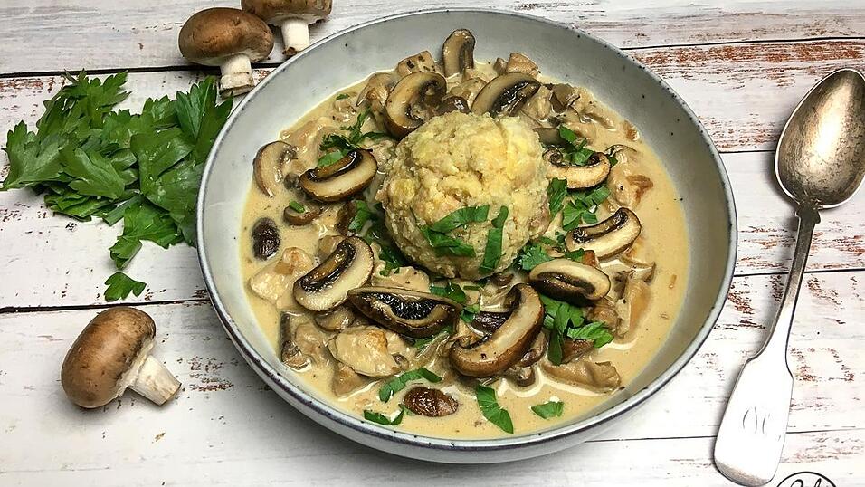 Diese Pilzsauce ist ein Allrounder! Egal ob mit einfachen Champignons oder selber gesammelten Waldpilzen, sie schmeckt köstlich und passt bestens in die kalte Jahreszeit. Diese Pilzsauce ist ein Allrounder! Egal ob mit einfachen Champignons oder selber gesammelten Waldpilzen, sie schmeckt köstlich und passt bestens in die kalte Jahreszeit.