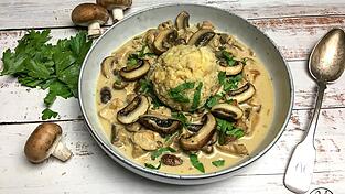 Diese Pilzsauce ist ein Allrounder! Egal ob mit einfachen Champignons oder selber gesammelten Waldpilzen, sie schmeckt köstlich und passt bestens in die kalte Jahreszeit.