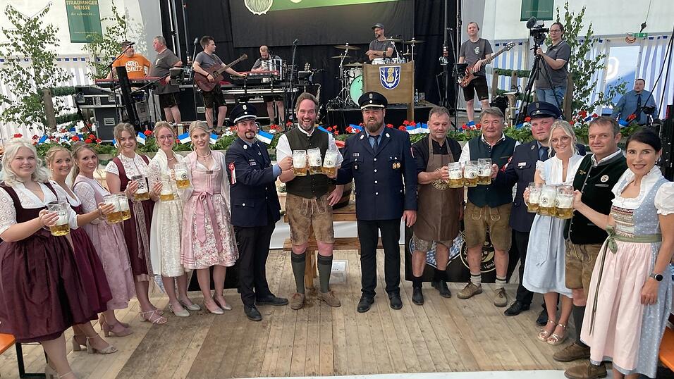 Die Festhonoratioren sto&szlig;en auf hoffentlich vier gelungene Festtage an.