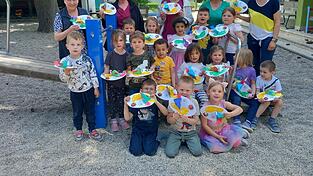 Die Kinder zeigen ihre Bastelarbeit - dahinter (v.r.) Marion Singer, Monika Kunert, Simone K&ouml;hler, Sylvia R&uuml;senberg und Hildegard Dorn.