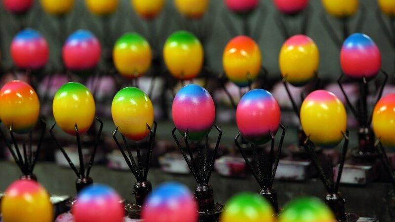 Frisch gefärbte Hühnereier laufen am 04.03.2015 in Breckerfeld (Nordrhein-Westfalen) in der Geflügelzucht Baumeister durch eine Maschine zum Färben von Ostereiern. Frisch gefärbte Hühnereier laufen am 04.03.2015 in Breckerfeld (Nordrhein-Westfalen) in der Geflügelzucht Baumeister durch eine Maschine zum Färben von Ostereiern.