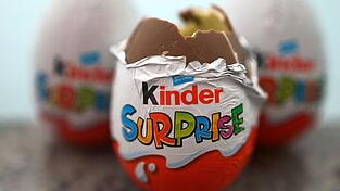 Drei britische Varianten der Kinder-Überraschungseier von Ferrero.