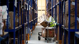 Im Landkreis Cham hat ein Angestellter über mehrere Monate hinweg seinen Arbeitgeber beklaut. (Symbolbild) Im Landkreis Cham hat ein Angestellter über mehrere Monate hinweg seinen Arbeitgeber beklaut. (Symbolbild)