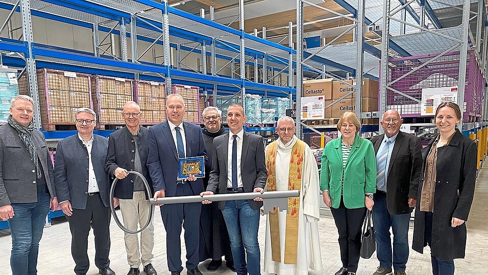 Bei der Segnungsfeier der neuen Lagerhalle der Eustachius-Kugler-Werkstatt auf dem Gel&auml;nde der Barmherzigen Br&uuml;der Behindertenhilfe Niederbayern (v.l.): Bezirksrat Franz Schreyer, MdL Josef Zellmeier, Architekt Michael Naumann, Harald Auer (Gesch&auml;ftsf&uuml;hrer BB Behindertenhilfe Straubing), Provinzial der BB in Bayern Pater Rudolf Knopp, Werkstattleiter Franz Brunner, Dekan Johannes Plank, stellvertretende Landr&auml;tin Barbara Unger, B&uuml;rgermeister Werner Sch&auml;fer und Johanna Wanninger (Projektleiterin Bau BB Behindertenhilfe).