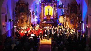 Ein stimmungsvolles Bild boten die drei Chöre: Der Gospelchor aus Lam (l.), der Hochsteinchor aus Oberried (Mitte) und der Kirchenchor aus Arnbruck (r.) in der wunderbar illuminierten Pfarrkirche St. Bartholomäus. Ein stimmungsvolles Bild boten die drei Chöre: Der Gospelchor aus Lam (l.), der Hochsteinchor aus Oberried (Mitte) und der Kirchenchor aus Arnbruck (r.) in der wunderbar illuminierten Pfarrkirche St. Bartholomäus.