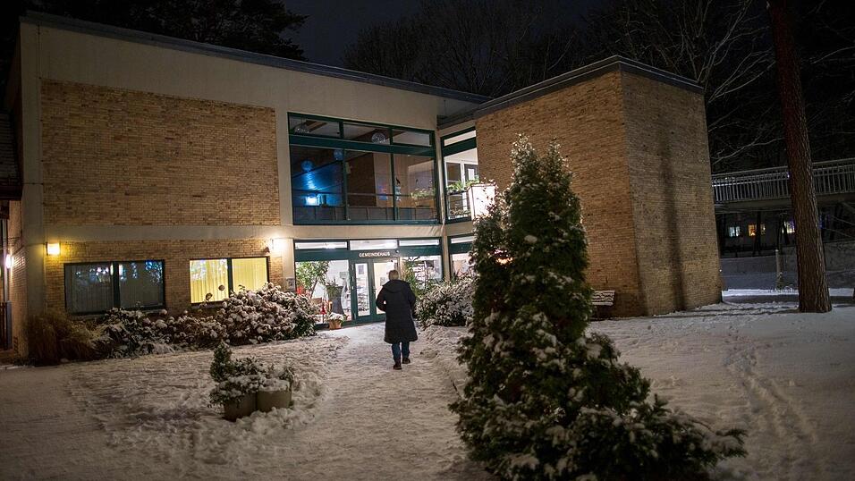 Am dritten Tag des Stromausfalls in Teilen Berlins warten Zehntausende Haushalte weiter auf Energie. Am dritten Tag des Stromausfalls in Teilen Berlins warten Zehntausende Haushalte weiter auf Energie.