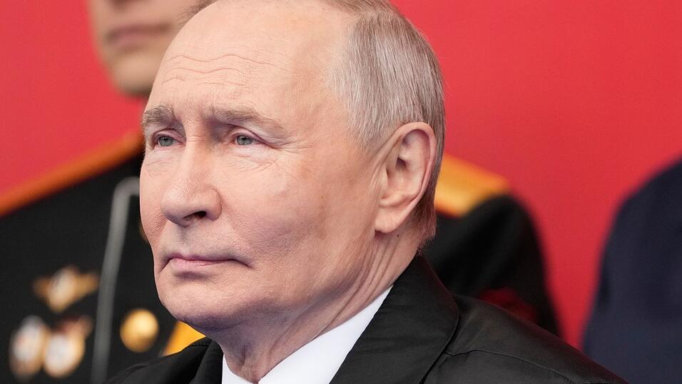 Kremlchef Wladimir Putin konnte nach einer von US-Präsident Donald Trump vermittelten Waffenruhe ungestört die Militärparade auf dem Roten Platz abnehmen. Kremlchef Wladimir Putin konnte nach einer von US-Präsident Donald Trump vermittelten Waffenruhe ungestört die Militärparade auf dem Roten Platz abnehmen.