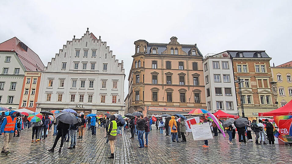 Laut Polizei rund 220 Teilnehmer waren am Stadtplatz beim Christopher Street Day.