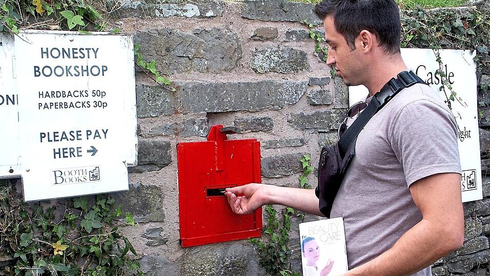 Auf dem Weg liegt auch die kleine Gemeinde Hay-on-Wye, international bekannt als die 'Stadt der Bücher'. Im Innenhof des Castles befindet sich der Honesty Bookshop. Hier zahlt man, indem man Geld in eine rote Box in der Wand wirft. Auf dem Weg liegt auch die kleine Gemeinde Hay-on-Wye, international bekannt als die 'Stadt der Bücher'. Im Innenhof des Castles befindet sich der Honesty Bookshop. Hier zahlt man, indem man Geld in eine rote Box in der Wand wirft.