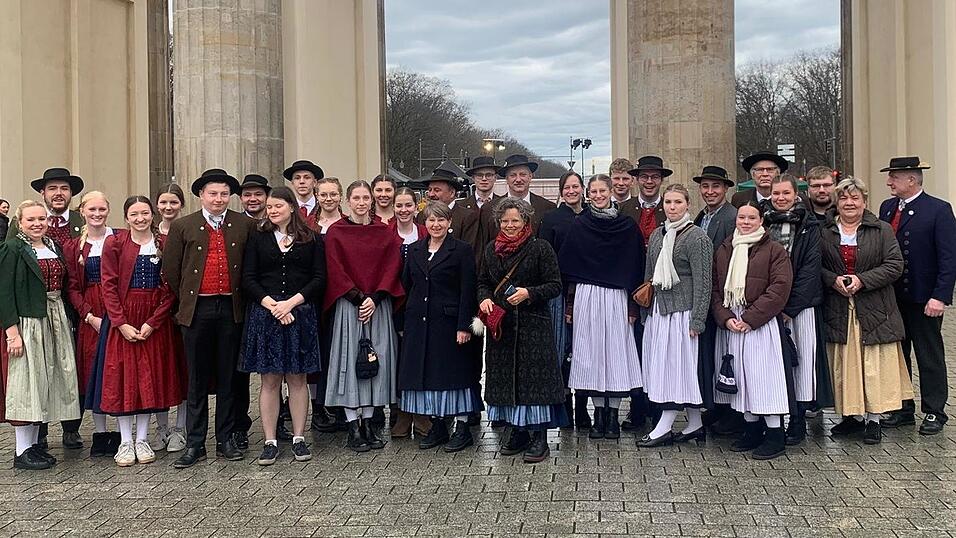 Nat&uuml;rlich durfte das Erinnerungsfoto vor dem Brandenburger Tor nicht fehlen. Die bunten Trachten wurden viel bewundert und man lie&szlig; sich gerne mit den jungen Trachtlern ablichten.
